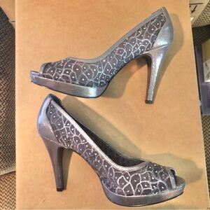 ADRIANNA PAPELL Foxy Gunmetal Sterling Metallic Pumps Formal Women's Shoes Sz 7M
